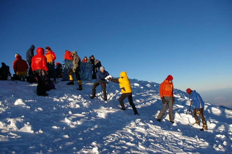 Illustration for article titled Mont Blanc Jacuzzi Party at 15,711 Feet Was Low on Oxygen, High on Booze